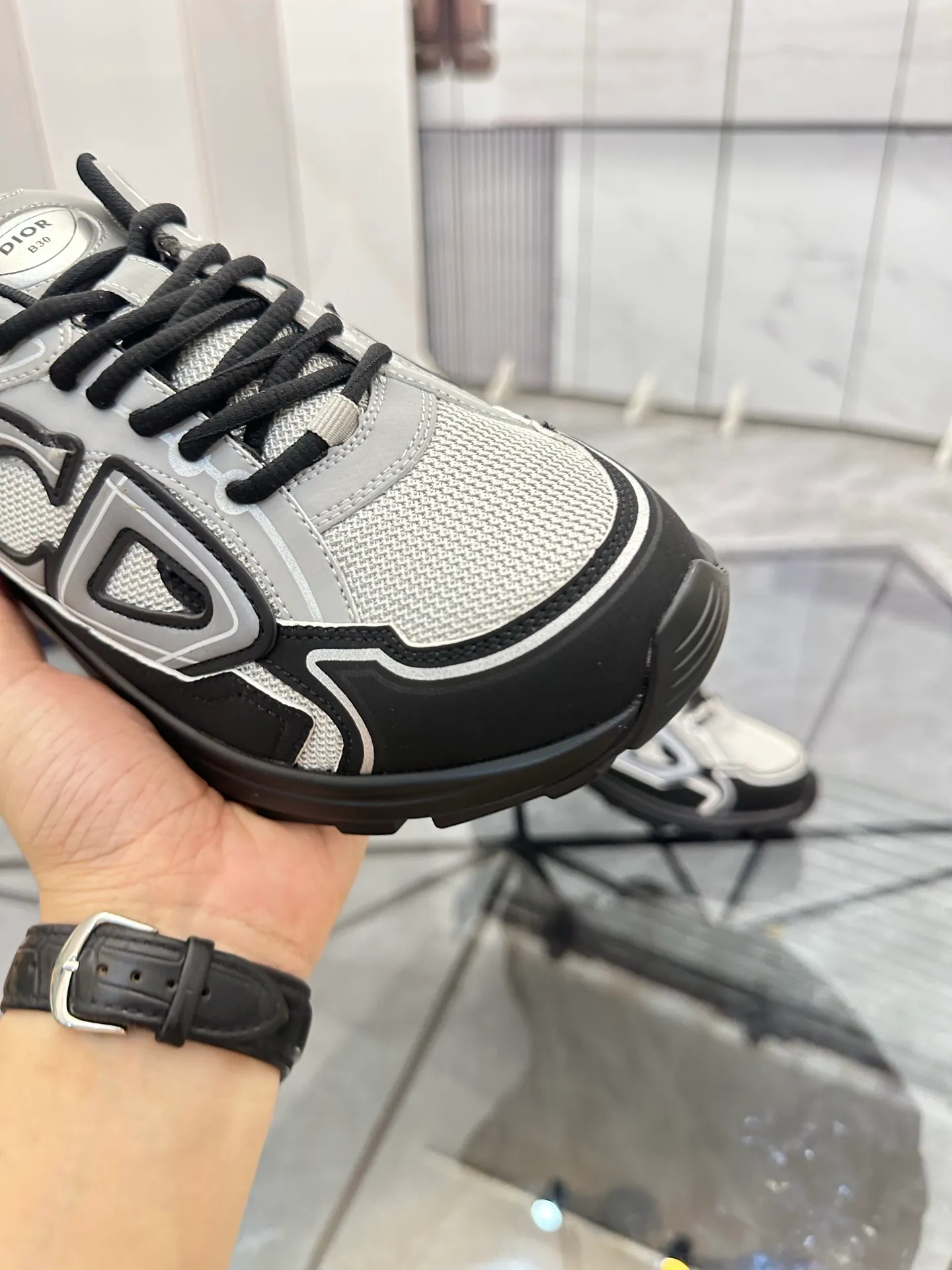 Men's shoes: 💰P400¥ Available in Guangzhou Product trademark: Dior* "Dior*" low-top casual shoes Regular size: 35-46 (can be customized to 47) Couple style Product materials: Upper imported cowhide stitched with original fabric, breathable lining, ultra-light foam original outsole. No.: 007